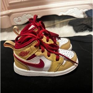 Air Jordanian 1 Mid
Light Curry/Cardinal
BRAND NEW!!! NEVER WORN!!!
Size 5C